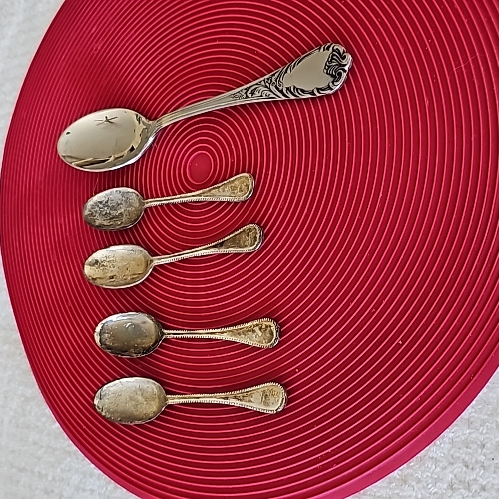 4 Small Teaspoons - Picture 5 of 5